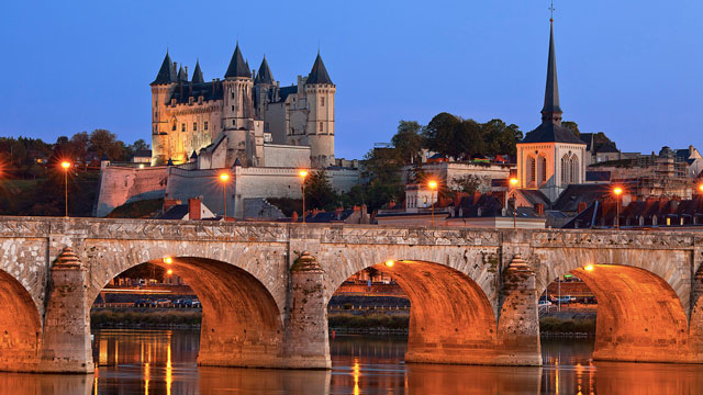 Vue de nuit de Saumur et de son chateau